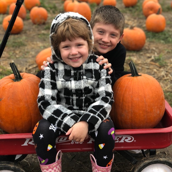 Meet your Posher, Courtney - Picture 1 of 1